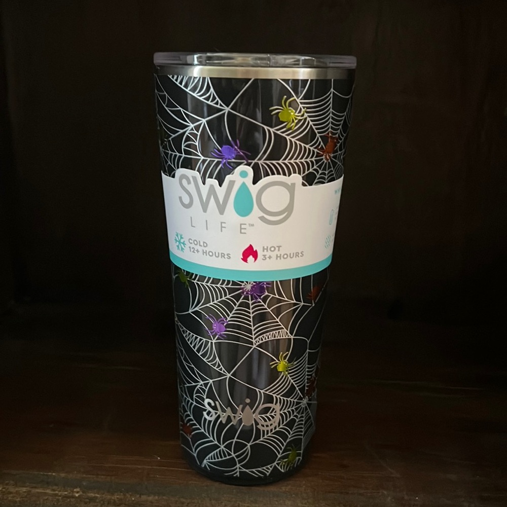 Halloween glow in the dark 22oz SWIG tumbler. NWT
